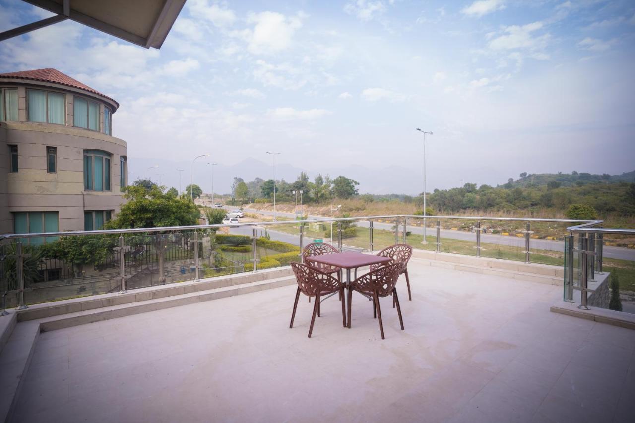 canadianinn Islamabad Bagian luar foto